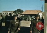 Immagine di Il Brigadiere Generale Theodore Roosevelt Jr e il Maggiore Generale Terry Allen Il Nord Africa, 1942, secondo 25 filmato di repertorio 65675020504