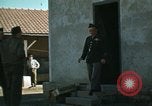 Immagine di Il Brigadiere Generale Theodore Roosevelt Jr e il Maggiore Generale Terry Allen Il Nord Africa, 1942, secondo 30 filmato di repertorio 65675020504