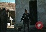 Immagine di Il Brigadiere Generale Theodore Roosevelt Jr e il Maggiore Generale Terry Allen Il Nord Africa, 1942, secondo 31 filmato di repertorio 65675020504