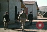 Immagine di Il Brigadiere Generale Theodore Roosevelt Jr e il Maggiore Generale Terry Allen Il Nord Africa, 1942, secondo 52 filmato di repertorio 65675020504