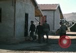 Immagine di Il Brigadiere Generale Theodore Roosevelt Jr e il Maggiore Generale Terry Allen Il Nord Africa, 1942, secondo 57 filmato di repertorio 65675020504
