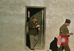 Immagine di Il Brigadiere Generale Theodore Roosevelt Jr e il Maggiore Generale Terry Allen Il Nord Africa, 1942, secondo 62 filmato di repertorio 65675020504