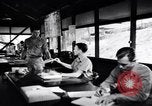 Image qu'elle largue des fournitures Papouasie Nouvelle Guinée, 1944, de la seconde 26 séquences d'archives historiques vidéo 65675020564