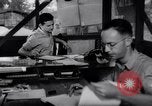 Image qu'elle largue des fournitures Papouasie Nouvelle Guinée, 1944, de la seconde 44 séquences d'archives historiques vidéo 65675020564