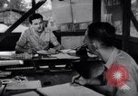 Image qu'elle largue des fournitures Papouasie Nouvelle Guinée, 1944, de la seconde 48 séquences d'archives historiques vidéo 65675020564
