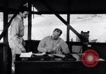Image qu'elle largue des fournitures Papouasie Nouvelle Guinée, 1944, de la seconde 53 séquences d'archives historiques vidéo 65675020564
