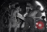 Image qu'elle largue des fournitures Salamaua Papouasie Nouvelle Guinée, 1944, de la seconde 3 séquences d'archives historiques vidéo 65675020565