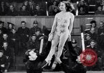 Image l'artiste de cirque Berlin Allemagne, 1944, de la seconde 47 séquences d'archives historiques vidéo 65675020575