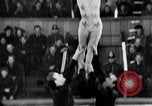 Image l'artiste de cirque Berlin Allemagne, 1944, de la seconde 49 séquences d'archives historiques vidéo 65675020575