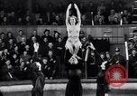 Image l'artiste de cirque Berlin Allemagne, 1944, de la seconde 56 séquences d'archives historiques vidéo 65675020575