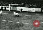 Standbild Fussballspiel Deutschland, 1942, aus Sekunde 25 historischem Filmmaterial Videoclip 65675020595