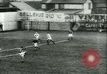 Standbild Fussballspiel Deutschland, 1942, aus Sekunde 33 historischem Filmmaterial Videoclip 65675020595