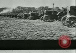 Immagine di Trattori e aratri Francia, 1942, secondo 16 filmato di repertorio 65675020604