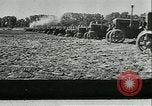 Immagine di Trattori e aratri Francia, 1942, secondo 17 filmato di repertorio 65675020604