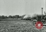 Immagine di Trattori e aratri Francia, 1942, secondo 20 filmato di repertorio 65675020604