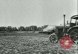 Immagine di Trattori e aratri Francia, 1942, secondo 21 filmato di repertorio 65675020604