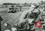 Immagine di Trattori e aratri Francia, 1942, secondo 30 filmato di repertorio 65675020604