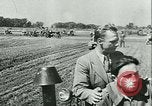 Immagine di Trattori e aratri Francia, 1942, secondo 34 filmato di repertorio 65675020604