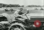 Immagine di Trattori e aratri Francia, 1942, secondo 35 filmato di repertorio 65675020604