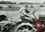 Immagine di Trattori e aratri Francia, 1942, secondo 37 filmato di repertorio 65675020604