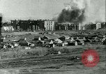 Immagine di German air raid Stalingrad Russia Unione Sovietica, 1943, secondo 20 filmato di repertorio 65675020621