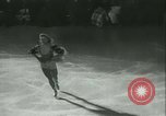 Standbild Eiskunstlauf Berlin Deutschland, 1942, aus Sekunde 4 historischem Filmmaterial Videoclip 65675020626