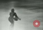 Standbild Eiskunstlauf Berlin Deutschland, 1942, aus Sekunde 6 historischem Filmmaterial Videoclip 65675020626