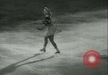 Standbild Eiskunstlauf Berlin Deutschland, 1942, aus Sekunde 8 historischem Filmmaterial Videoclip 65675020626