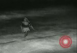 Standbild Eiskunstlauf Berlin Deutschland, 1942, aus Sekunde 10 historischem Filmmaterial Videoclip 65675020626
