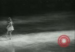 Standbild Eiskunstlauf Berlin Deutschland, 1942, aus Sekunde 11 historischem Filmmaterial Videoclip 65675020626