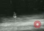 Standbild Eiskunstlauf Berlin Deutschland, 1942, aus Sekunde 13 historischem Filmmaterial Videoclip 65675020626