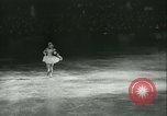 Standbild Eiskunstlauf Berlin Deutschland, 1942, aus Sekunde 14 historischem Filmmaterial Videoclip 65675020626