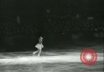 Standbild Eiskunstlauf Berlin Deutschland, 1942, aus Sekunde 15 historischem Filmmaterial Videoclip 65675020626