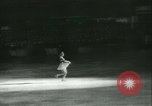 Standbild Eiskunstlauf Berlin Deutschland, 1942, aus Sekunde 17 historischem Filmmaterial Videoclip 65675020626