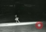 Standbild Eiskunstlauf Berlin Deutschland, 1942, aus Sekunde 18 historischem Filmmaterial Videoclip 65675020626