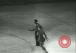 Standbild Eiskunstlauf Berlin Deutschland, 1942, aus Sekunde 22 historischem Filmmaterial Videoclip 65675020626