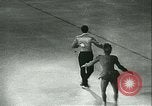 Standbild Eiskunstlauf Berlin Deutschland, 1942, aus Sekunde 23 historischem Filmmaterial Videoclip 65675020626