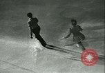 Standbild Eiskunstlauf Berlin Deutschland, 1942, aus Sekunde 25 historischem Filmmaterial Videoclip 65675020626