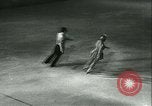 Standbild Eiskunstlauf Berlin Deutschland, 1942, aus Sekunde 27 historischem Filmmaterial Videoclip 65675020626