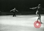 Standbild Eiskunstlauf Berlin Deutschland, 1942, aus Sekunde 29 historischem Filmmaterial Videoclip 65675020626