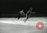 Standbild Eiskunstlauf Berlin Deutschland, 1942, aus Sekunde 30 historischem Filmmaterial Videoclip 65675020626