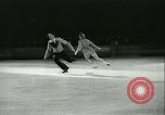 Standbild Eiskunstlauf Berlin Deutschland, 1942, aus Sekunde 31 historischem Filmmaterial Videoclip 65675020626