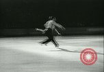 Standbild Eiskunstlauf Berlin Deutschland, 1942, aus Sekunde 32 historischem Filmmaterial Videoclip 65675020626