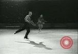 Standbild Eiskunstlauf Berlin Deutschland, 1942, aus Sekunde 33 historischem Filmmaterial Videoclip 65675020626