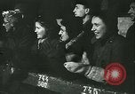 Standbild Eiskunstlauf Berlin Deutschland, 1942, aus Sekunde 35 historischem Filmmaterial Videoclip 65675020626