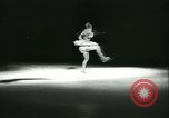 Standbild Eiskunstlauf Berlin Deutschland, 1942, aus Sekunde 36 historischem Filmmaterial Videoclip 65675020626