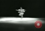 Standbild Eiskunstlauf Berlin Deutschland, 1942, aus Sekunde 37 historischem Filmmaterial Videoclip 65675020626