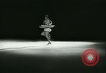 Standbild Eiskunstlauf Berlin Deutschland, 1942, aus Sekunde 39 historischem Filmmaterial Videoclip 65675020626