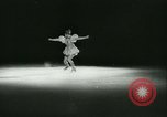 Standbild Eiskunstlauf Berlin Deutschland, 1942, aus Sekunde 40 historischem Filmmaterial Videoclip 65675020626