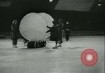 Standbild Eiskunstlauf Berlin Deutschland, 1942, aus Sekunde 41 historischem Filmmaterial Videoclip 65675020626